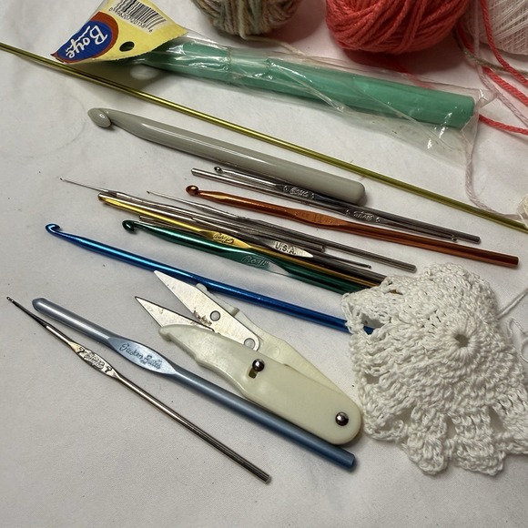 Lot Vintage Knitting Crochet Needles Assorted Size Bates Boye Books String Yarn - Picture 2 of 14